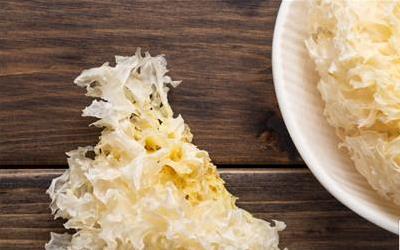 揭秘银耳泡发真相:一泡就软是真是假?如何正确泡发银耳?