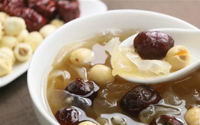 猪蹄花生银耳汤：美容养颜的滋补佳品