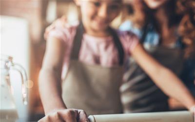 馅饼面的最佳和面技巧：水温、醒面与揉面方法全解析