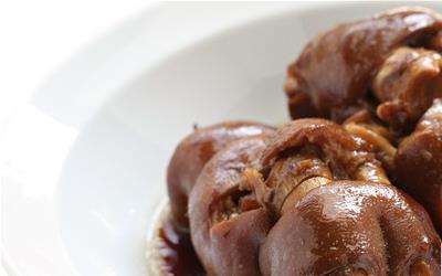 孕妇适量食用猪蹄的益处与注意事项