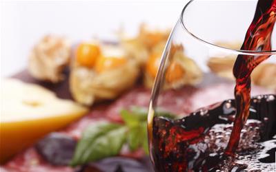 自制葡萄酒：健康与风险并存的饮品