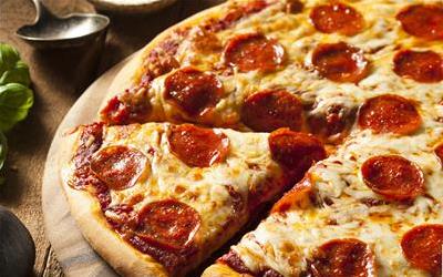 披萨热量揭秘：吃披萨真的会胖吗？