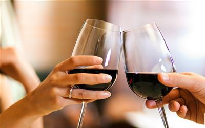 女性适量饮用红酒的五大健康益处与饮用注意事项