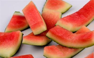 怀孕初期适量吃西瓜：孕期营养与健康的秘密武器