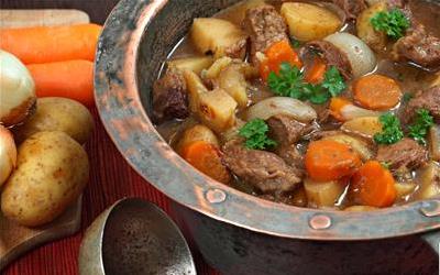 石锅炖肉：冬日暖胃的养生佳肴，做法与营养揭秘