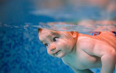 婴儿游泳按摩：全方位促进宝宝健康成长