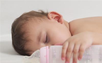 婴儿吃奶呛到肺的紧急应对与预防措施