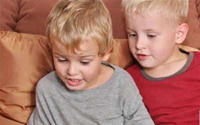 小孩看电视频繁眨眼：揭秘原因与应对策略