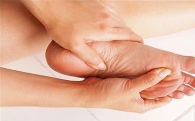 脚底板疼痛的常见原因及应对方法