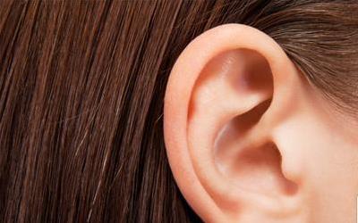 耳朵附近的脸颊长痘揭秘：原因与解决方案