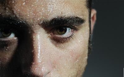 一动就出汗？别忽视这些潜在健康信号