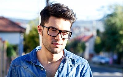 男性胸部增大的原因及应对策略