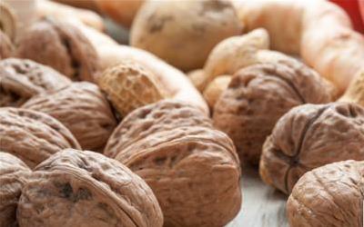 自制甜杏仁核桃露：简单养生饮品，健康生活新选择