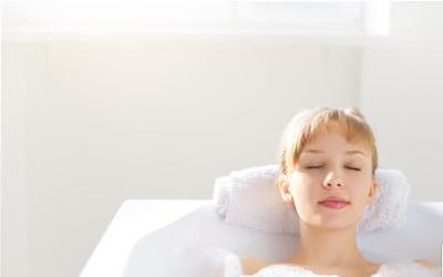 女性泡澡：全方位揭秘其益处与正确方法