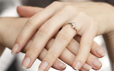 挂盐水手肿了怎么办？科学应对方法与预防措施全解析