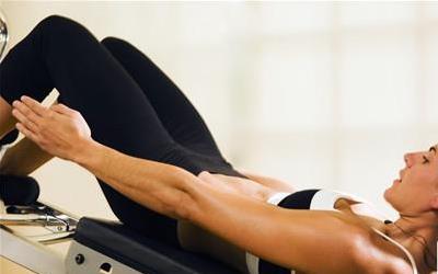 睡前做仰卧起坐：真的能瘦肚子吗？深度解析与正确方法